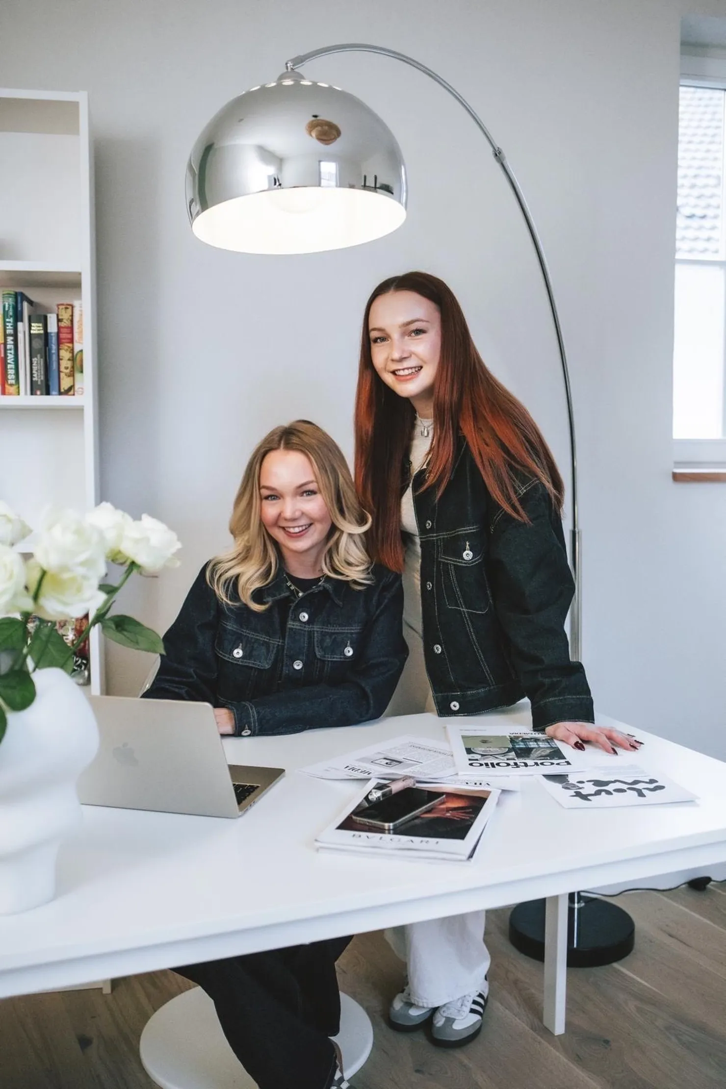 Violetta und Luise Wißmann im Gespräch an einem hellen Besprechungstisch